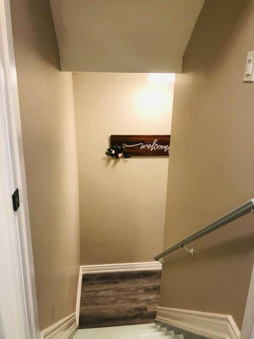Entire Basement With 3 Bedrooms ナイアガラ・フォールズ エクステリア 写真