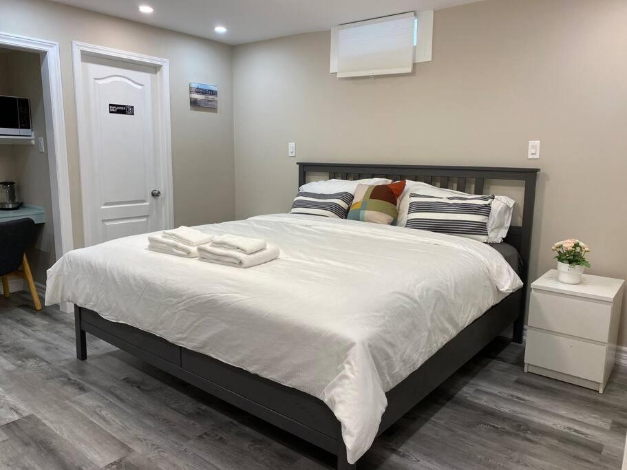 Entire Basement With 3 Bedrooms ナイアガラ・フォールズ エクステリア 写真