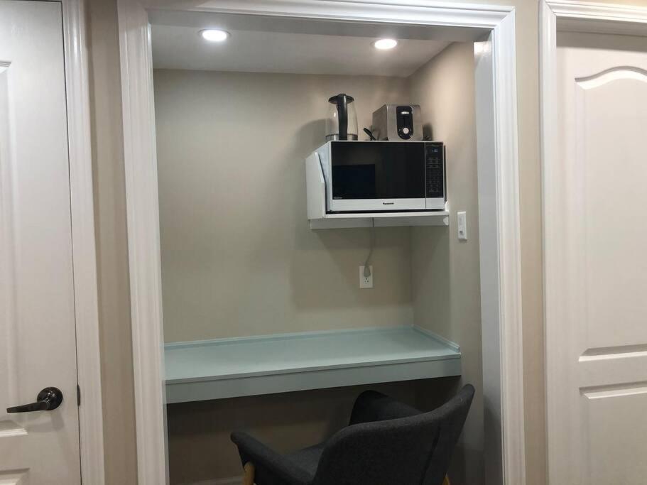 Entire Basement With 3 Bedrooms ナイアガラ・フォールズ エクステリア 写真