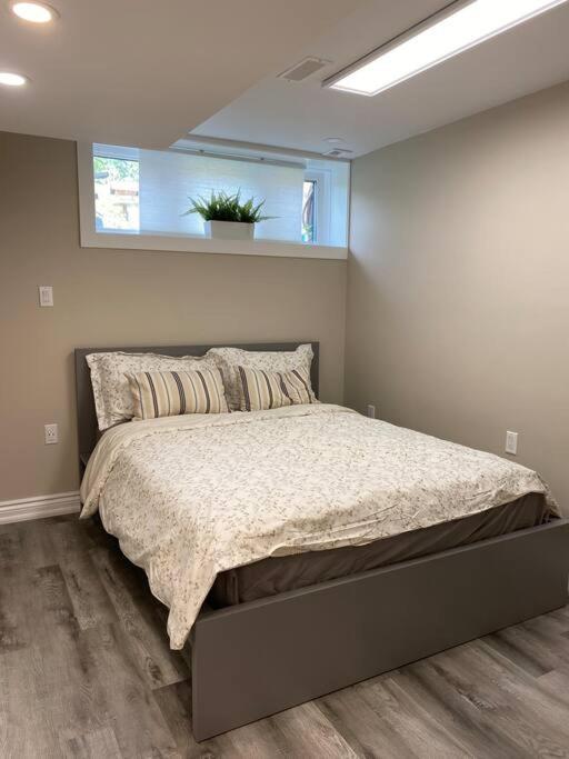 Entire Basement With 3 Bedrooms ナイアガラ・フォールズ エクステリア 写真